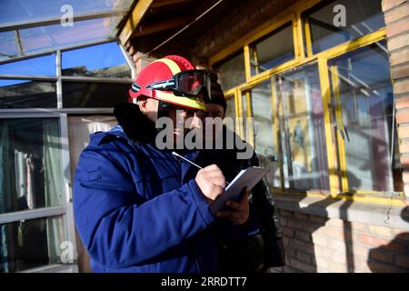 220108 -- MENYUAN, le 8 janvier 2022 -- Un pompier examine la situation catastrophique dans le village de Xitan, dans le comté autonome de Menyuan hui, dans la province du Qinghai, au nord-ouest de la Chine, le 8 janvier 2022. Aucune victime n'a été signalée jusqu'à présent après un tremblement de terre de magnitude 6,9 qui a secoué le comté autonome de Menyuan hui dans la province du Qinghai au nord-ouest de la Chine à 1:45 heures samedi, selon une conférence de presse tenue par le bureau d'information du gouvernement provincial tôt samedi matin. L'épicentre a été surveillé à 37,77 degrés de latitude nord et 101,26 degrés de longitude est. Le tremblement de terre frappa à une profondeur de 10 Banque D'Images