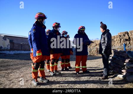 220108 -- MENYUAN, 8 janvier 2022 -- des pompiers examinent la situation catastrophique dans le village de Mying, dans le comté autonome de Menyuan hui, dans la province du Qinghai, au nord-ouest de la Chine, le 8 janvier 2022. Aucune victime n'a été signalée jusqu'à présent après un tremblement de terre de magnitude 6,9 qui a secoué le comté autonome de Menyuan hui dans la province du Qinghai au nord-ouest de la Chine à 1:45 heures samedi, selon une conférence de presse tenue par le bureau d'information du gouvernement provincial tôt samedi matin. L'épicentre a été surveillé à 37,77 degrés de latitude nord et 101,26 degrés de longitude est. Le tremblement de terre frappa à une profondeur de 10 Banque D'Images