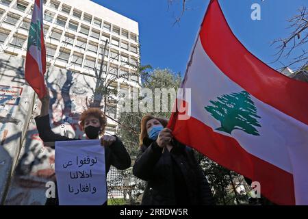 220109 -- BEYROUTH, le 9 janvier 2022 -- des gens participent à une manifestation contre l'effondrement de la monnaie nationale devant la Banque centrale du Liban à Beyrouth, Liban, le 8 janvier 2022. LIBAN-BEYROUTH-ARGENT-CURRECY-EFFONDREMENT-MANIFESTATION BILALXJAWICH PUBLICATIONXNOTXINXCHN Banque D'Images