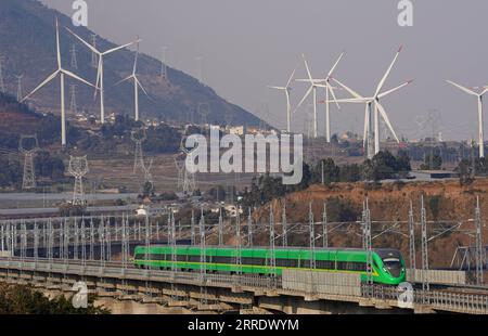 220110 -- CHENGDU, 10 janvier 2022 -- une photo prise le 8 janvier 2022 montre un train à grande vitesse d'essai qui passe au-dessus de la rivière Anning dans le comté de Dechang, préfecture autonome de Liangshan Yi, province du Sichuan dans le sud-ouest de la Chine. Une unité multiple électrique à grande vitesse de Fuxing EMU a quitté la ville de Xichang dans la préfecture autonome de Liangshan Yi, dans la province du Sichuan du sud-ouest de la Chine, pour Kunming, capitale de la province du Yunnan du sud-ouest de la Chine, lundi. Il a marqué le départ du premier train à grande vitesse Fuxing de la préfecture dans la montagne isolée de Daliang, l une des régions les plus récentes de Chine à se débarrasser de la pauvreté abjecte. Le haut-spe Banque D'Images