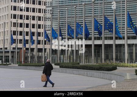 220111 -- BRUXELLES, le 11 janvier 2022 -- les drapeaux de l'UE flottent en Berne en hommage au président du Parlement européen David Sassoli, devant la Commission européenne à Bruxelles, Belgique, le 11 janvier 2022. Le président du Parlement européen David Sassoli est décédé à l'âge de 65 ans dans un hôpital en Italie mardi, a déclaré son porte-parole. Sassoli, né le 30 mai 1956 à Florence, en Italie, avait été hospitalisé pendant plus de deux semaines en raison d'une complication grave liée à un dysfonctionnement du système immunitaire. Sassoli a été élu au Parlement européen en 2009. Il est devenu président du Parlement européen en 2019 Banque D'Images