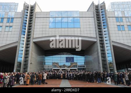 220111 -- BRUXELLES, le 11 janvier 2022 -- les gens observent une minute de silence à la mémoire de feu le président du Parlement européen David Sassoli, devant le Parlement européen à Bruxelles, Belgique, le 11 janvier 2022. Le président du Parlement européen David Sassoli est décédé à l'âge de 65 ans dans un hôpital en Italie mardi, a déclaré son porte-parole. Sassoli, né le 30 mai 1956 à Florence, en Italie, avait été hospitalisé pendant plus de deux semaines en raison d'une complication grave liée à un dysfonctionnement du système immunitaire. Sassoli a été élu au Parlement européen en 2009. Il devient président du Parlement européen Banque D'Images