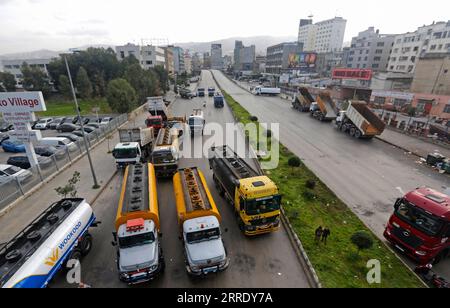 220113 -- BEYROUTH, 13 janvier 2022 -- des conducteurs bloquent une route lors d'une manifestation à Beyrouth, Liban, le 13 janvier 2022. Les Libanais ont organisé jeudi une manifestation nationale contre la flambée des prix et la détérioration des conditions de vie causées par la crise économique à long terme. Les conducteurs et les citoyens sont descendus dans les rues de la capitale Beyrouth, Tripoli, Khalde et d'autres villes, stationnant leur voiture au milieu des rues et brûlant des poubelles pour bloquer les routes principales. LIBAN-ÉCONOMIE-PROTESTATION BilalxJawich PUBLICATIONxNOTxINxCHN Banque D'Images