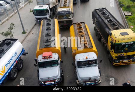 220113 -- BEYROUTH, 13 janvier 2022 -- des conducteurs bloquent une route lors d'une manifestation à Beyrouth, Liban, le 13 janvier 2022. Les Libanais ont organisé jeudi une manifestation nationale contre la flambée des prix et la détérioration des conditions de vie causées par la crise économique à long terme. Les conducteurs et les citoyens sont descendus dans les rues de la capitale Beyrouth, Tripoli, Khalde et d'autres villes, stationnant leur voiture au milieu des rues et brûlant des poubelles pour bloquer les routes principales. LIBAN-ÉCONOMIE-PROTESTATION BilalxJawich PUBLICATIONxNOTxINxCHN Banque D'Images