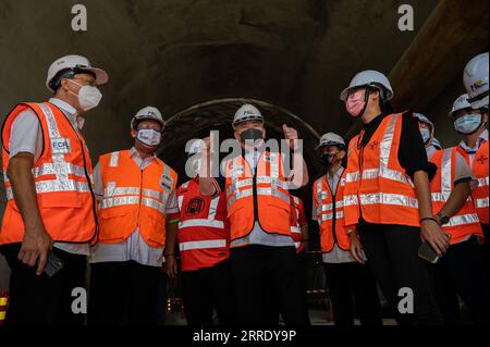 220113 -- BENTONG MALAISIE, le 13 janvier 2022 -- le ministre malaisien des Transports Wee Ka Siong C fait un geste sur le site de construction du tunnel Genting de la liaison ferroviaire de la côte est près de Bentong dans l'État de Pahang, Malaisie, le 13 janvier 2022. Le projet ferroviaire East Coast Rail Link ECRL, méga-projet ferroviaire de Malaisie construit par China Communications Construction Company CCCC, bénéficie grandement de la solide expérience et du savoir-faire technique de la société chinoise, a déclaré jeudi le ministre malaisien des Transports Wee Ka Siong. L'ECRL part du plus grand hub de transport de Malaisie, Port Klang, et traverse la péninsule jusqu'à Banque D'Images