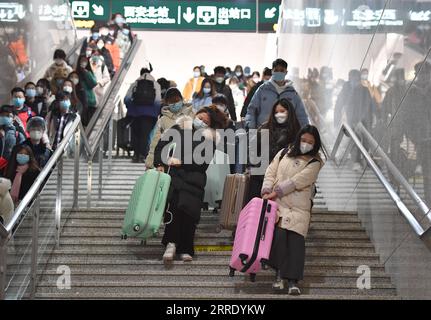 220114 -- XI AN, le 14 janvier 2022 -- des étudiants quittent la gare ferroviaire de Xi an Nord à Xi an, dans la province du Shaanxi, au nord-ouest de la Chine, le 14 janvier 2022. Un train à grande vitesse transportant plus de 400 étudiants universitaires est parti de la ville de Hanzhong, dans la province du Shaanxi au nord-ouest de la Chine, vendredi matin, en direction de Xi an, la capitale provinciale. Le train offrait un service exclusif pour aider les étudiants à revenir pour les vacances d’hiver au milieu de la dernière résurgence de l’épidémie de COVID-19. CHINA-SHAANXI-XI AN-CHARTER TRAIN-RETOUR-ÉTUDIANTS CN SHAOXRUI PUBLICATIONXNOTXINXCHN Banque D'Images