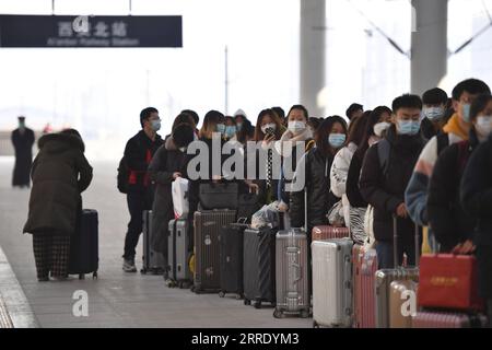 220114 -- XI AN, le 14 janvier 2022 -- des étudiants font la queue pour quitter la gare ferroviaire nord de Xi an à Xi an, dans la province du Shaanxi au nord-ouest de la Chine, le 14 janvier 2022. Un train à grande vitesse transportant plus de 400 étudiants universitaires est parti de la ville de Hanzhong, dans la province du Shaanxi au nord-ouest de la Chine, vendredi matin, en direction de Xi an, la capitale provinciale. Le train offrait un service exclusif pour aider les étudiants à revenir pour les vacances d’hiver au milieu de la dernière résurgence de l’épidémie de COVID-19. CHINA-SHAANXI-XI AN-CHARTER TRAIN-RETOUR-ÉTUDIANTS CN SHAOXRUI PUBLICATIONXNOTXINXCHN Banque D'Images