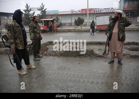 220116 -- KABOUL, le 16 janvier 2022 -- des membres des talibans inspectent le site de l'explosion d'une bombe au bord de la route à Kaboul, Afghanistan, le 16 janvier 2022. Au moins un enfant a été tué et quatre membres du personnel de sécurité ont été blessés après qu'un attentat à la bombe ait frappé une camionnette des forces de sécurité dans le district de Bagrami, à l'est de Kaboul, dimanche, a déclaré la police de la capitale. Photo de /Xinhua AFGHANISTAN-KABOUL-EXPLOSION D'UNE BOMBE AU BORD DE LA ROUTE SaifurahmanxSafi PUBLICATIONxNOTxINxCHN Banque D'Images