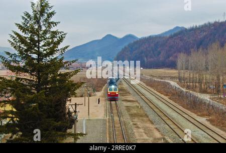 220117 -- DANDONG, 17 janvier 2022 -- une photo aérienne montre le train n° 4318 arrivant à la gare de Shicheng dans la ville de Fengcheng, province du Liaoning au nord-est de la Chine, le 15 janvier 2022. Les trains nos 4317 et 4318 sont des trains lents qui circulent entre Tonghua de la province de Jilin et Dandong de la province de Liaoning dans le nord-est de la Chine. À l’approche du nouvel an lunaire, les autorités ferroviaires locales ont organisé des marchés à bord qui permettent aux villageois vivant le long de la route des trains de vendre des marchandises aux passagers sans quitter les wagons. CHINE-LIAONING-DANDONG-ON-BOARD MARCHÉ CN YANGXQING PUBLICATIONXNOTXINXCHN Banque D'Images