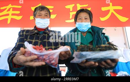 220117 -- DANDONG, le 17 janvier 2022 -- des villageois exposent leurs marchandises à la vente à bord du train n° 4318 dans la province du Liaoning, dans le nord-est de la Chine, le 15 janvier 2022. Les trains nos 4317 et 4318 sont des trains lents qui circulent entre Tonghua de la province de Jilin et Dandong de la province de Liaoning dans le nord-est de la Chine. À l’approche du nouvel an lunaire, les autorités ferroviaires locales ont organisé des marchés à bord qui permettent aux villageois vivant le long de la route des trains de vendre des marchandises aux passagers sans quitter les wagons. CHINE-LIAONING-DANDONG-ON-BOARD MARCHÉ CN YANGXQING PUBLICATIONXNOTXINXCHN Banque D'Images