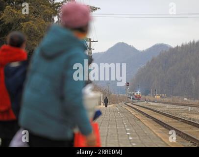 220117 -- DANDONG, 17 janvier 2022 -- une photo prise le 15 janvier 2022 montre des passagers attendant le train n° 4318 à la gare de Shicheng dans la ville de Fengcheng, dans la province du Liaoning, au nord-est de la Chine. Les trains nos 4317 et 4318 sont des trains lents qui circulent entre Tonghua de la province de Jilin et Dandong de la province de Liaoning dans le nord-est de la Chine. À l’approche du nouvel an lunaire, les autorités ferroviaires locales ont organisé des marchés à bord qui permettent aux villageois vivant le long de la route des trains de vendre des marchandises aux passagers sans quitter les wagons. CHINA-LIAONING-DANDONG-ON-BOARD MARCHÉ CN YANGXQING PUBLICAT Banque D'Images