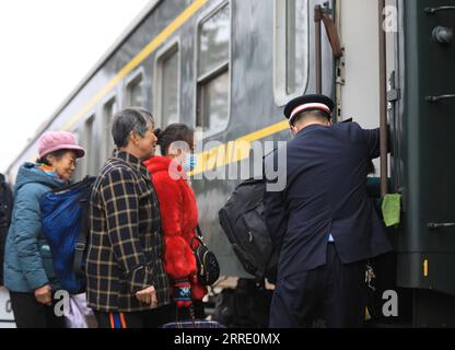 220117 -- DANDONG, 17 janvier 2022 -- des villageois transportant leurs marchandises montent à bord d'un train lent à la gare de Shicheng, dans la ville de Fengcheng, province du Liaoning au nord-est de la Chine, le 15 janvier 2022. Les trains nos 4317 et 4318 sont des trains lents qui circulent entre Tonghua de la province de Jilin et Dandong de la province de Liaoning dans le nord-est de la Chine. À l’approche du nouvel an lunaire, les autorités ferroviaires locales ont organisé des marchés à bord qui permettent aux villageois vivant le long de la route des trains de vendre des marchandises aux passagers sans quitter les wagons. CHINE-LIAONING-DANDONG-ON-BOARD MARCHÉ CN YANGXQING PUBLICATIONXNOTX Banque D'Images