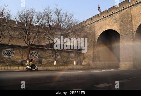 220119 -- XI AN, le 19 janvier 2022 -- Un arc-en-ciel apparaît dans le brouillard d'eau d'un gicleur près de la porte Yongning à Xi an, dans la province du Shaanxi du nord-ouest de la Chine, le 19 janvier 2022. La province chinoise du Shaanxi n a vu aucun nouveau cas confirmé de COVID-19 transmis localement mardi, la première fois qu aucun nouveau cas local n a été signalé au Shaanxi en plus d un mois. CHINE-SHAANXI-XI AN-COVID-19-CAS CN TAOXMING PUBLICATIONXNOTXINXCHN Banque D'Images