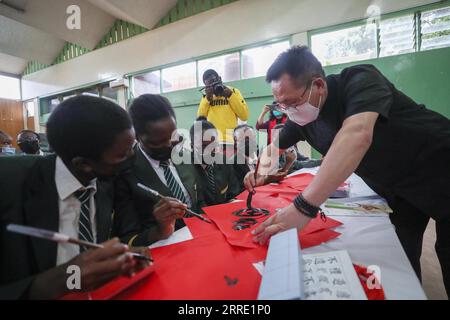220119 -- NAIROBI, le 19 janvier 2022 -- les élèves apprennent à écrire le caractère chinois Fu, qui signifie fortune et chance en anglais, lors d'une activité culturelle à l'occasion du Festival du printemps, ou nouvel an lunaire chinois, au State House Girls High School à Nairobi, au Kenya, le 19 janvier 2022. KENYA-NAIROBI-ÉCOLE-CHINOIS LUNAR NOUVEL AN-ACTIVITÉ CULTURELLE LONGXLEI PUBLICATIONXNOTXINXCHN Banque D'Images