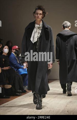 220120 -- PARIS, le 20 janvier 2022 -- Un mannequin présente une création dans le cadre du défilé de collection automne/hiver 2022-2023 de Yohji Yamamoto lors de la Fashion week masculine à Paris, France, le 20 janvier 2022. Photo de /Xinhua FRANCE-PARIS-FASHION-YOHJI YAMAMOTO PieroxBiasion PUBLICATIONxNOTxINxCHN Banque D'Images