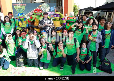 7 septembre 2023, Los Angeles, Californie, USA : LOS ANGELES - SEP 7, 2023 : Leonardo, Raphael, Kevin Eastman, Donatello, Michel-Ange, fans de la cérémonie des mains et empreintes de pas des Tortues Ninja Teenage mutant Ninja au TCL Chinese Theatre IMAX à Hollywood (image de crédit : © Nina Prommer/ZUMA Press Wire) À USAGE ÉDITORIAL UNIQUEMENT ! Non destiné à UN USAGE commercial ! Banque D'Images