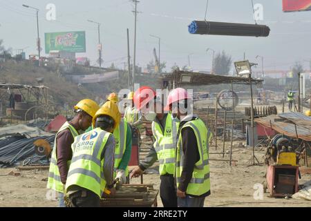 220122 -- DHAKA, le 22 janvier 2022 -- Un ingénieur chinois 2nd R donne des instructions alors que des ouvriers construisent une autoroute qui contourne Dhaka, capitale du Bangladesh, le 4 janvier 2022. Les travaux sur une entreprise commune sino-bangladaise visant à construire une autoroute transformationnelle contournant Dhaka, la capitale du Bangladesh, sont bien avancés. La méga autoroute reliera les ceintures industrielles autour de Dhaka au port maritime de Chattogram et à la région nord-est de Sylhet, contournant la capitale encombrée. Environ 400 millions de dollars américains seront dépensés pour l'artère à quatre voies. POUR ALLER AVEC la Chine méga-technologie conduit Bangladesh méga autoroute BANGLA Banque D'Images