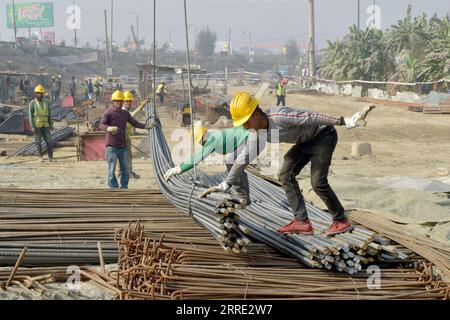 220122 -- DHAKA, le 22 janvier 2022 -- des travailleurs construisent une autoroute qui contourne Dhaka, capitale du Bangladesh, le 4 janvier 2022. Les travaux sur une entreprise commune sino-bangladaise visant à construire une autoroute transformationnelle contournant Dhaka, la capitale du Bangladesh, sont bien avancés. La méga autoroute reliera les ceintures industrielles autour de Dhaka au port maritime de Chattogram et à la région nord-est de Sylhet, contournant la capitale encombrée. Environ 400 millions de dollars américains seront dépensés pour l'artère à quatre voies. POUR ALLER AVEC la Chine méga-technologie conduit Bangladesh méga autoroute BANGLADESH-DHAKA-CHINA-EXPRESSWAY-PROJET Salim BLI Banque D'Images