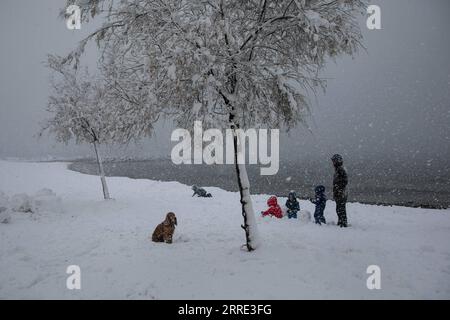 220124 -- ATHÈNES, le 24 janvier 2022 -- des gens jouent avec la neige sur la côte sud d'Athènes, en Grèce, le 24 janvier 2022. Un front froid intense balayait la Grèce lundi, provoquant des perturbations dans les transports et des coupures de courant pendant plusieurs heures dans de nombreuses régions, ont indiqué les autorités locales. Photo de /Xinhua GREECE-ATHENS-SNOWFALL LefterisxPartsalis PUBLICATIONxNOTxINxCHN Banque D'Images