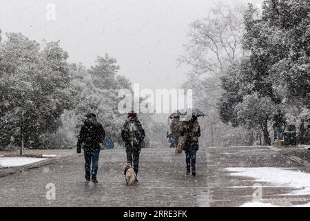 220124 -- ATHÈNES, le 24 janvier 2022 -- des gens marchent dans la neige à Athènes, en Grèce, le 24 janvier 2022. Un front froid intense balayait la Grèce lundi, provoquant des perturbations dans les transports et des coupures de courant pendant plusieurs heures dans de nombreuses régions, ont indiqué les autorités locales. GRÈCE-ATHÈNES-NEIGE MariosxLolos PUBLICATIONxNOTxINxCHN Banque D'Images