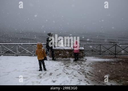 220124 -- ATHÈNES, le 24 janvier 2022 -- des gens fabriquent un bonhomme de neige sur la côte sud d'Athènes, en Grèce, le 24 janvier 2022. Un front froid intense balayait la Grèce lundi, provoquant des perturbations dans les transports et des coupures de courant pendant plusieurs heures dans de nombreuses régions, ont indiqué les autorités locales. Photo de /Xinhua GREECE-ATHENS-SNOWFALL LefterisxPartsalis PUBLICATIONxNOTxINxCHN Banque D'Images