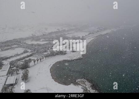 220124 -- ATHÈNES, 24 janvier 2022 -- une photo aérienne prise le 24 janvier 2022 montre une plage pendant de fortes chutes de neige sur la côte sud d'Athènes, en Grèce. Un front froid intense balayait la Grèce lundi, provoquant des perturbations dans les transports et des coupures de courant pendant plusieurs heures dans de nombreuses régions, ont indiqué les autorités locales. Photo de /Xinhua GREECE-ATHENS-SNOWFALL LefterisxPartsalis PUBLICATIONxNOTxINxCHN Banque D'Images