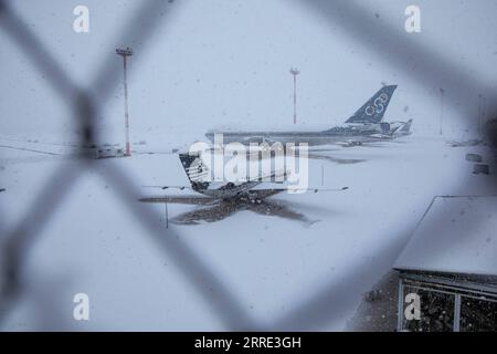 220124 -- ATHÈNES, 24 janvier 2022 -- la photo prise le 24 janvier 2022 montre des avions dans un ancien aéroport pendant de fortes chutes de neige sur la côte sud d'Athènes, en Grèce. Un front froid intense balayait la Grèce lundi, provoquant des perturbations dans les transports et des coupures de courant pendant plusieurs heures dans de nombreuses régions, ont indiqué les autorités locales. Photo de /Xinhua GREECE-ATHENS-SNOWFALL LefterisxPartsalis PUBLICATIONxNOTxINxCHN Banque D'Images