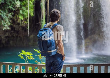 Homme sur le fond de la cascade Duden à Antalya. Lieux célèbres de Turquie. APPER Duden Falls Banque D'Images