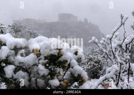 220124 -- ATHÈNES, le 24 janvier 2022 -- l'Acropole est vue dans la neige à Athènes, en Grèce, le 24 janvier 2022. Un front froid intense balayait la Grèce lundi, provoquant des perturbations dans les transports et des coupures de courant pendant plusieurs heures dans de nombreuses régions, ont indiqué les autorités locales. GRÈCE-ATHÈNES-NEIGE MariosxLolos PUBLICATIONxNOTxINxCHN Banque D'Images