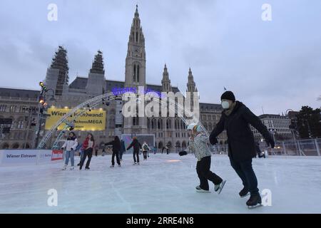 220127 -- VIENNE, le 27 janvier 2022 -- les gens patinent à la Rathausplatz à Vienne, Autriche, le 26 janvier 2022. Viennese Ice Dream à Rathausplatz, un événement annuel populaire en hiver à Vienne, a lieu du 19 janvier au 6 mars de cette année. AUTRICHE-VIENNE-PATINAGE GuoxChen PUBLICATIONxNOTxINxCHN Banque D'Images