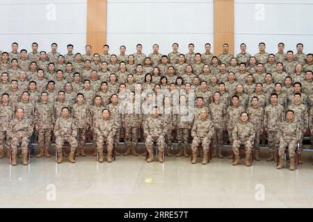 220128 -- PÉKIN, le 28 janvier 2022 -- le président chinois Xi Jinping, également secrétaire général du comité central du Parti communiste chinois et président de la commission militaire centrale, pose pour une photo de groupe avec des représentants d'officiers et de soldats lors d'une inspection au Central Theater Command de l'Armée populaire de libération, le 28 janvier 2022. Xi a adressé des salutations au Festival du printemps au personnel de service de l'APL et de la Force de police armée populaire, au personnel civil affecté dans l'armée, et aux membres de la milice et des forces de réserve. CHINA-XI JINPING-PLA-CENTRAL THÉÂTRE VIRGULE Banque D'Images