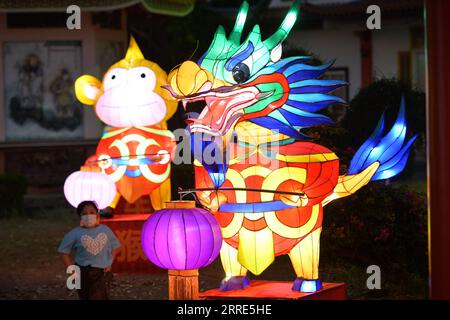 220129 -- SAMUT PRAKAN, le 29 janvier 2022 -- Un enfant visite un spectacle de lanternes célébrant la fête du printemps dans la province de Samut Prakan, Thaïlande, le 28 janvier 2022. Le festival du printemps tombe le 1 février cette année. THAÏLANDE-SAMUT PRAKAN-LANTERNES-SPRING FESTIVAL RACHENXSAGEAMSAK PUBLICATIONXNOTXINXCHN Banque D'Images