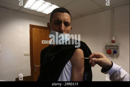 220130 -- NAPLOUSE, 30 janvier 2022 -- Un palestinien reçoit une dose de vaccin contre le COVID-19 lors d'une campagne de vaccination dans un centre de santé de la ville de Naplouse en Cisjordanie, le 30 janvier 2022. Photo de /Xinhua MIDEAST-NAPLOUSE-COVID-19 NidalxEshtayeh PUBLICATIONxNOTxINxCHN Banque D'Images