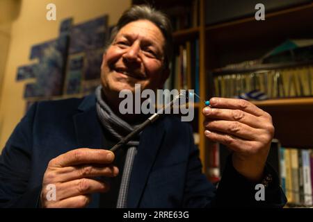 220130 -- ATHÈNES, le 30 janvier 2022 -- Nikos Kampanis, professeur de mathématiques grecques, tient un porte-mine à Athènes, en Grèce, le 22 janvier 2022. Nikos Kampanis, professeur de mathématiques grec, a sa propre façon d'inspirer ses élèves : en créant un porte-mine unique. En tant qu'amateur de crayons mécaniques, il possède maintenant une collection de plus de 5 000 crayons de ce type. POUR ALLER AVEC la caractéristique : professeur de grec inspire les étudiants avec une grande collection de crayons mécaniques GRÈCE-ATHÈNES-TEACHER-COLLECTION-CRAYONS MÉCANIQUES MariosxLolos PUBLICATIONxNOTxINxCHN Banque D'Images