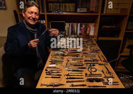 220130 -- ATHÈNES, le 30 janvier 2022 -- Nikos Kampanis, professeur de mathématiques grecques, montre ses crayons mécaniques à Athènes, en Grèce, le 22 janvier 2022. Nikos Kampanis, professeur de mathématiques grec, a sa propre façon d'inspirer ses élèves : en créant un porte-mine unique. En tant qu'amateur de crayons mécaniques, il possède maintenant une collection de plus de 5 000 crayons de ce type. POUR ALLER AVEC la caractéristique : professeur de grec inspire les étudiants avec une grande collection de crayons mécaniques GRÈCE-ATHÈNES-TEACHER-COLLECTION-CRAYONS MÉCANIQUES MariosxLolos PUBLICATIONxNOTxINxCHN Banque D'Images