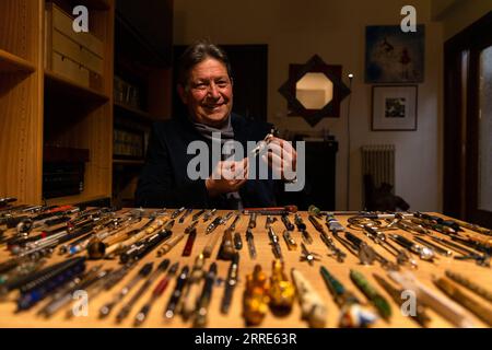 220130 -- ATHÈNES, le 30 janvier 2022 -- Nikos Kampanis, professeur de mathématiques grecques, montre ses crayons mécaniques à Athènes, en Grèce, le 22 janvier 2022. Nikos Kampanis, professeur de mathématiques grec, a sa propre façon d'inspirer ses élèves : en créant un porte-mine unique. En tant qu'amateur de crayons mécaniques, il possède maintenant une collection de plus de 5 000 crayons de ce type. POUR ALLER AVEC la caractéristique : professeur de grec inspire les étudiants avec une grande collection de crayons mécaniques GRÈCE-ATHÈNES-TEACHER-COLLECTION-CRAYONS MÉCANIQUES MariosxLolos PUBLICATIONxNOTxINxCHN Banque D'Images