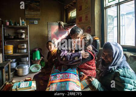 220204 -- LHASSA, 4 février 2022 -- Tenzin Drolma 2nd L chuchote avec sa mère dans le village de Gyaga, dans le comté de Damxung, dans la région autonome du Tibet du sud-ouest de la Chine, le 18 janvier 2022. Tenzin Drolma, 21 ans, est né dans les prairies près du lac Namtso au Tibet. En 2020, elle a été admise au Jiangsu Food and Pharmaceutical Science College dans la province de Jiangsu de l est de la Chine en tant qu étudiante majeure en pharmacie chinoise. La vie universitaire dans le monde extérieur est fraîche à Drolma. Elle a rencontré beaucoup de nouveaux camarades de classe et s'est fait beaucoup d'amis. Lorsque les vacances d'hiver sont arrivées, Drolma est retournée dans sa maison bien-aimée. Je quitte ma ville natale pour venir Banque D'Images