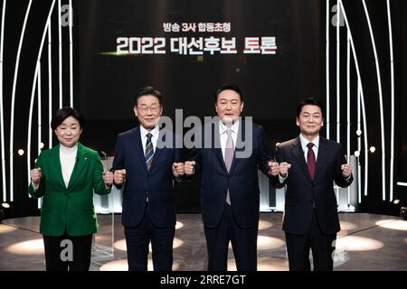 220204 -- SÉOUL, 4 février 2022 -- candidats sud-coréens à la présidence SIM sang-jeung du Parti de la justice, Lee Jae-myung du Parti démocrate, Yoon Suk-yeol du People Power Party et Ahn Cheol-soo du People s Party de gauche à droite posent pour des photos avant un débat télévisé pour l'élection présidentielle de mars 9 à Séoul, Corée du Sud, le 3 février 2022. NEWSIS/document via CORÉE DU SUD-SÉOUL-ÉLECTION PRÉSIDENTIELLE-DÉBAT TÉLÉVISÉ xinhua PUBLICATIONxNOTxINxCHN Banque D'Images