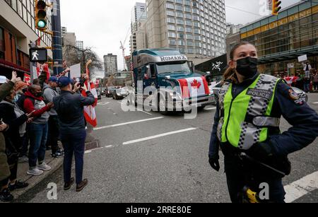 220206 -- VANCOUVER, le 6 février 2022 -- Un policier portant un masque facial est vu en service pendant le rassemblement et le convoi contre le vaccin contre la COVID-19 au centre-ville de Vancouver, Canada, le 5 février 2022. En solidarité avec les manifestants du centre-ville d'Ottawa, les partisans des mandats et restrictions de vaccination anti-COVID-19 à Vancouver ont pris part à des convois de véhicules et à des rassemblements protestant contre le mandat de vaccination du gouvernement canadien pour les travailleurs essentiels traversant la frontière canado-américaine. Photo de /Xinhua CANADA-VANCOUVER-COVID-19-CONVOY PROTEST LiangxSen PUBLICATIONxNOTxINxCHN Banque D'Images