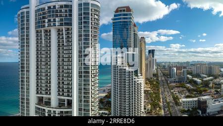 Vue depuis le dessus des luxueux hôtels et condos de haute élévation sur la côte atlantique de l'océan dans la ville de Sunny Isles Beach. Infrastructure touristique américaine dans le sud Banque D'Images