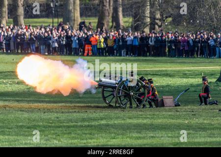 220208 -- LONDRES, le 8 février 2022 -- des membres de la troupe royale d Artillerie à cheval du roi tirent un salut au fusil pour souligner le 70e anniversaire de l accession de la reine Elizabeth II au trône à Green Park à Londres, en Grande-Bretagne, le 7 février 2022. Photo de /Xinhua BRITAIN-LONDON-ACCESSION DAY-QUEEN ELIZABETH II-ROYAL GUN SALUTE RayxTang PUBLICATIONxNOTxINxCHN Banque D'Images