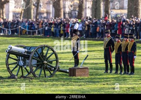 220208 -- LONDRES, le 8 février 2022 -- des membres de la troupe royale d Artillerie à cheval du roi prennent part à un salut au fusil pour souligner le 70e anniversaire de l accession de la reine Elizabeth II au trône à Green Park à Londres, en Grande-Bretagne, le 7 février 2022. Photo de /Xinhua BRITAIN-LONDON-ACCESSION DAY-QUEEN ELIZABETH II-ROYAL GUN SALUTE RayxTang PUBLICATIONxNOTxINxCHN Banque D'Images