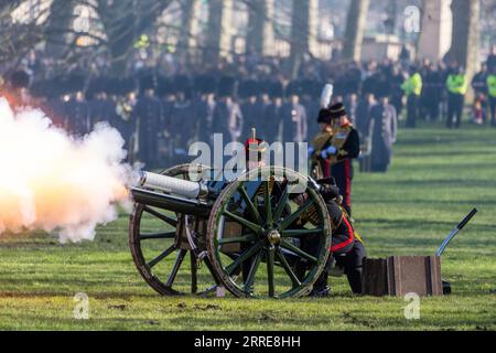 220208 -- LONDRES, le 8 février 2022 -- des membres de la troupe royale d Artillerie à cheval du roi tirent un salut au fusil pour souligner le 70e anniversaire de l accession de la reine Elizabeth II au trône à Green Park à Londres, en Grande-Bretagne, le 7 février 2022. Photo de /Xinhua BRITAIN-LONDON-ACCESSION DAY-QUEEN ELIZABETH II-ROYAL GUN SALUTE RayxTang PUBLICATIONxNOTxINxCHN Banque D'Images