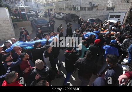 220208 -- NAPLOUSE, 8 février 2022 -- des Palestiniens portent les corps d'hommes tués par des soldats israéliens devant l'hôpital Rafidia, dans la ville de Naplouse en Cisjordanie, le 8 février 2022. Israël a confirmé mardi que ses forces avaient tué trois Palestiniens en Cisjordanie occupée par Israël au cours d’une opération présumée visant à contrecarrer une cellule terroriste. Photo de /Xinhua MIDEAST-NAPLOUSE-TROIS HOMMES-TUÉS AymanxNobani PUBLICATIONxNOTxINxCHN Banque D'Images