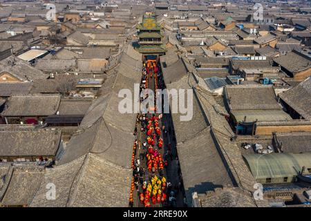 220210 -- PINGYAO, 10 février 2022 -- une photo aérienne montre une vue de la vieille ville de Pingyao pendant la fête du printemps dans la ville de Jinzhong, province du Shanxi, dans le nord de la Chine, le 8 février 2022. Avec une histoire de plus de 2 800 ans, Pingyao a été nommé site du patrimoine mondial par l'UNESCO en 1997. Il est surtout connu pour ses remparts de la dynastie Ming 1368-1644 presque intacts et son architecture bien préservée, et est une destination populaire pour les touristes chinois et étrangers. CHINE-SHANXI-PINGYAO ANCIENNE VILLE-PRINTEMPS FESTIVAL CN CAOXYANG PUBLICATIONXNOTXINXCHN Banque D'Images