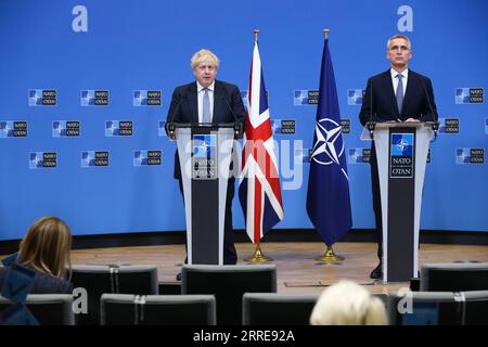 220210 -- BRUXELLES, le 10 février 2022 -- le Premier ministre britannique Boris Johnson L prend la parole lors d'une conférence de presse avec le secrétaire général de l'Organisation du Traité de l'Atlantique Nord OTAN, Jens Stoltenberg, au siège de l'OTAN à Bruxelles, Belgique, le 10 février 2022. BELGIQUE-BRUXELLES-OTAN-UK-CONFÉRENCE DE PRESSE ZHENGXHUANSONG PUBLICATIONXNOTXINXCHN Banque D'Images