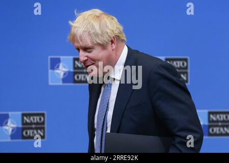 220210 -- BRUXELLES, le 10 février 2022 -- le Premier ministre britannique Boris Johnson part après une conférence de presse au siège de l'OTAN à Bruxelles, en Belgique, le 10 février 2022. BELGIQUE-BRUXELLES-OTAN-UK-CONFÉRENCE DE PRESSE ZHENGXHUANSONG PUBLICATIONXNOTXINXCHN Banque D'Images