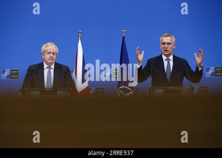 220210 -- BRUXELLES, le 10 février 2022 -- le secrétaire général de l'Organisation du Traité de l'Atlantique Nord OTAN, Jens Stoltenberg R, prend la parole lors d'une conférence de presse avec le Premier ministre britannique Boris Johnson au siège de l'OTAN à Bruxelles, en Belgique, le 10 février 2022. BELGIQUE-BRUXELLES-OTAN-UK-CONFÉRENCE DE PRESSE ZHENGXHUANSONG PUBLICATIONXNOTXINXCHN Banque D'Images