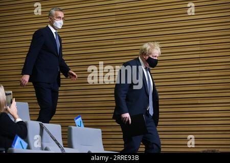 220210 -- BRUXELLES, le 10 février 2022 -- le Premier ministre britannique Boris Johnson R et le secrétaire général de l'Organisation du Traité de l'Atlantique Nord OTAN Jens Stoltenberg se préparent à tenir une conférence de presse au siège de l'OTAN à Bruxelles, Belgique, le 10 février 2022. BELGIQUE-BRUXELLES-OTAN-UK-CONFÉRENCE DE PRESSE ZHENGXHUANSONG PUBLICATIONXNOTXINXCHN Banque D'Images