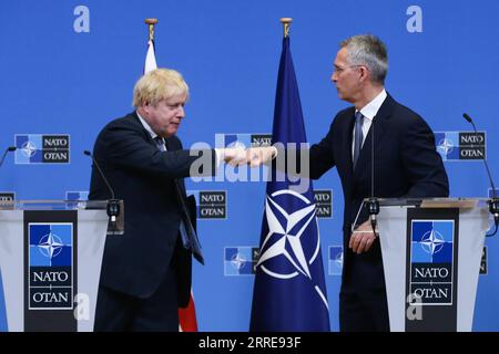 220210 -- BRUXELLES, le 10 février 2022 -- le Premier ministre britannique Boris Johnson L et le secrétaire général de l'Organisation du Traité de l'Atlantique Nord OTAN Jens Stoltenberg font le geste après une conférence de presse au siège de l'OTAN à Bruxelles, Belgique, le 10 février 2022. BELGIQUE-BRUXELLES-OTAN-UK-CONFÉRENCE DE PRESSE ZHENGXHUANSONG PUBLICATIONXNOTXINXCHN Banque D'Images